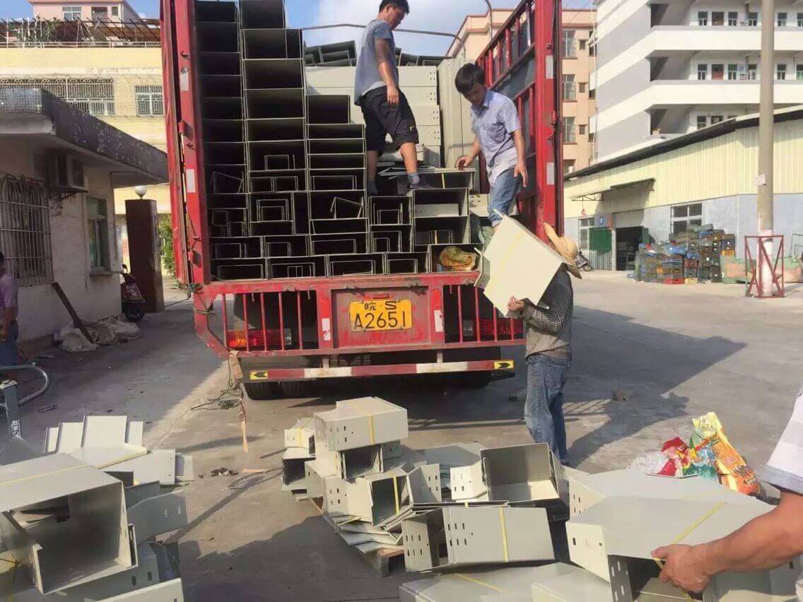 ?？谶h大購物中心電纜橋架進場(圖2)