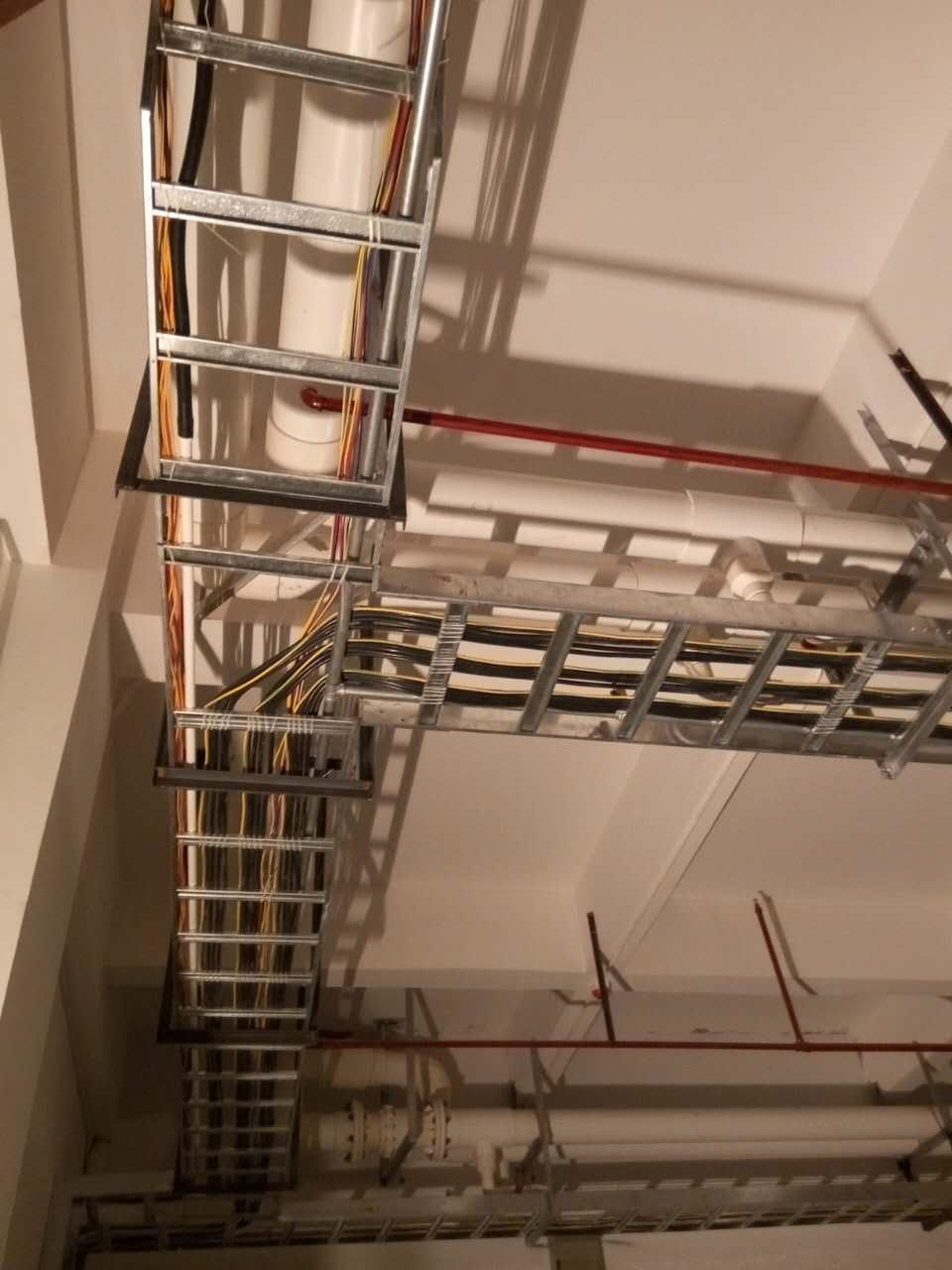 松山湖華為電纜橋架進場(圖3) 華為橋架安裝圖二