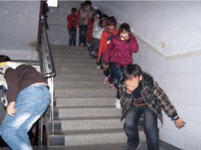 電纜橋架線路出現(xiàn)問(wèn)題及時(shí)疏散人群