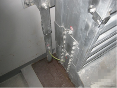 電纜橋架內(nèi)外一定要焊接扁鋼接地？